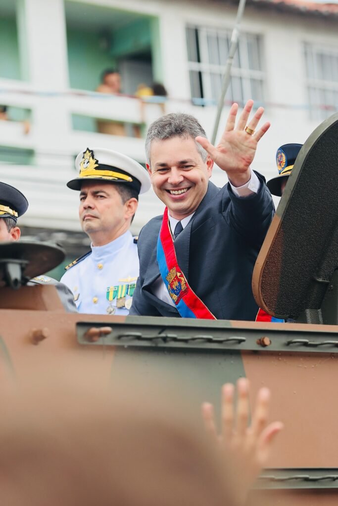 Prefeito André Coutinho é destaque no Desfile Cívico de 7 de Setembro em Cabedelo